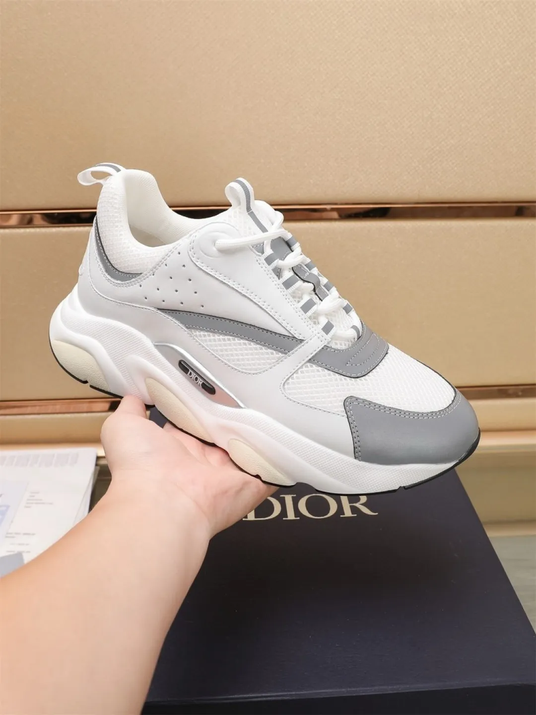 Men's shoes 💰P460💰【Dior】Dior✨ is online at the same time👏 This casual sneaker is a new product in the series and continues Di*r's classic style. The upper is made of original mesh and cow leather, with a two-color textured outsole, and the brand's iconic details on the rear collar and heel to enhance the style. Fashionable and versatile. Wear it with jeans or slacks for a casual look. Size: 38-44 (45 customized)